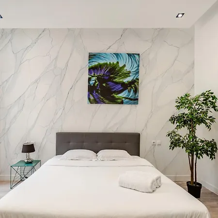 Chic Studio For 4 On Champs Elysees Avenue-3