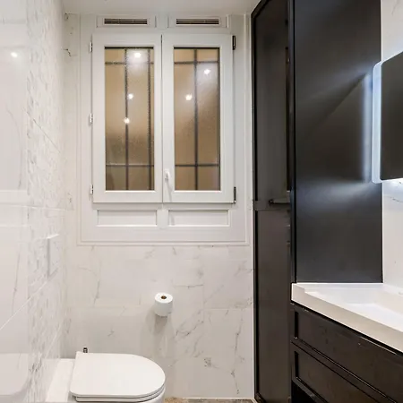 Chic Studio For 4 On Champs Elysees Avenue-3